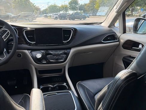 Used 2024 Chrysler Pacifica Limited FWD image 15