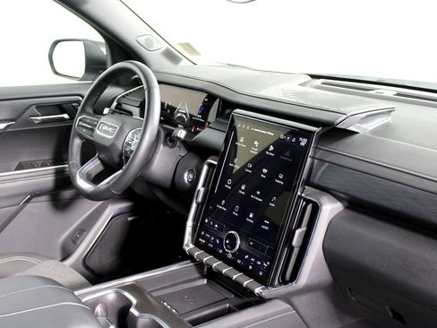 Used 2025 GMC Acadia Elevation image 11