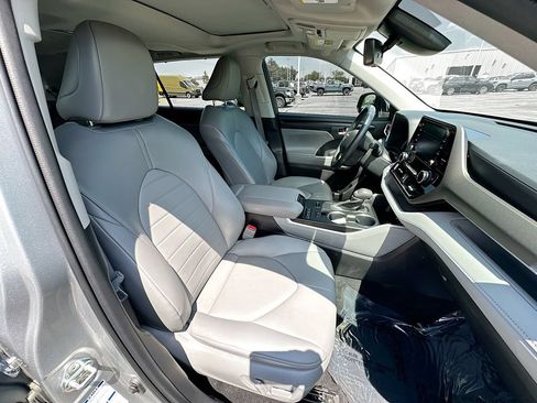 Used 2022 Toyota Highlander XLE AWD/4WD image 36