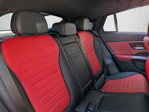 Used 2025 Mercedes-Benz GLC 300 4MATIC image 18
