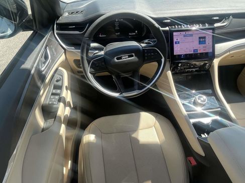 Used 2025 Jeep Grand Cherokee L Limited w/ Luxury Tech Group II image 15