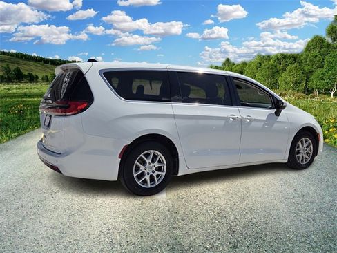 Certified 2023 Chrysler Pacifica Touring-L image 6