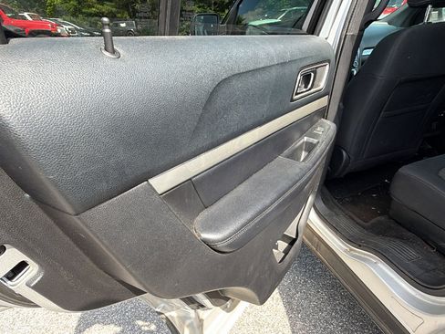 Used 2016 Ford Explorer XLT FWD image 24