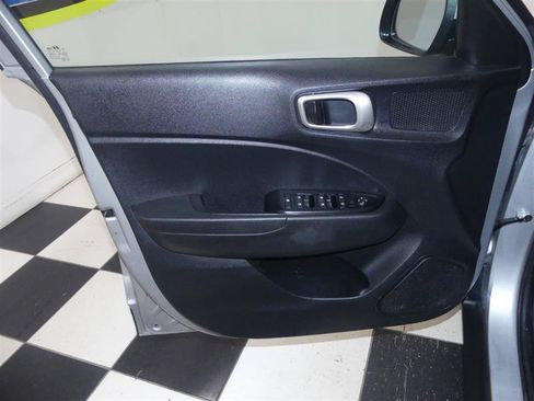 Used 2021 Hyundai Venue SE FWD image 19