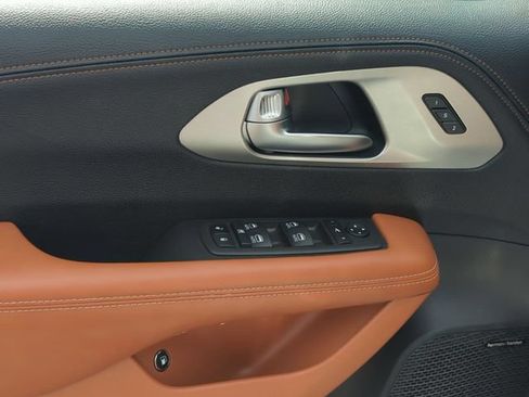 Used 2024 Chrysler Pacifica Pinnacle FWD image 13