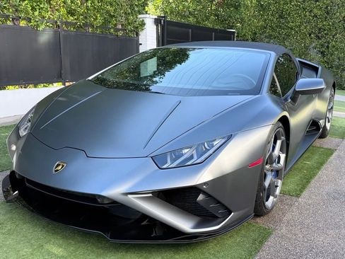 Used 2023 Lamborghini Huracan EVO image 2
