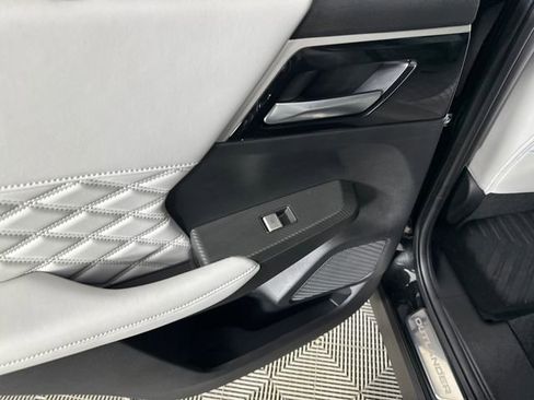 Used 2025 Mitsubishi Outlander 4WD Plug-In Hybrid image 16