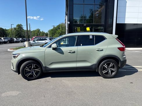 Used 2024 Volvo XC40 B5 Core AWD/4WD image 2