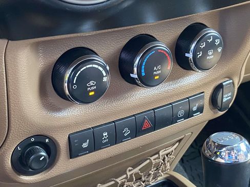Used 2016 Jeep Wrangler Unlimited Sahara w/ Connectivity Group AWD/4WD image 31