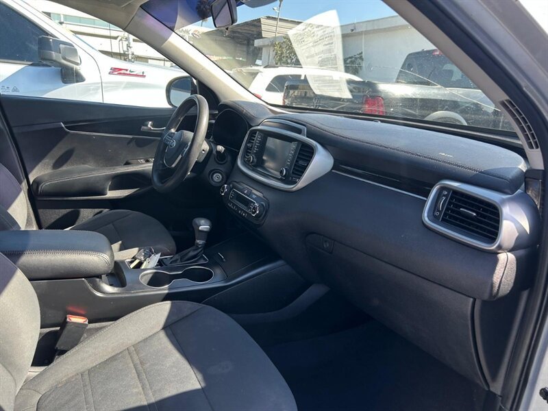 Used 2019 Kia Sorento AWD V6 image 28
