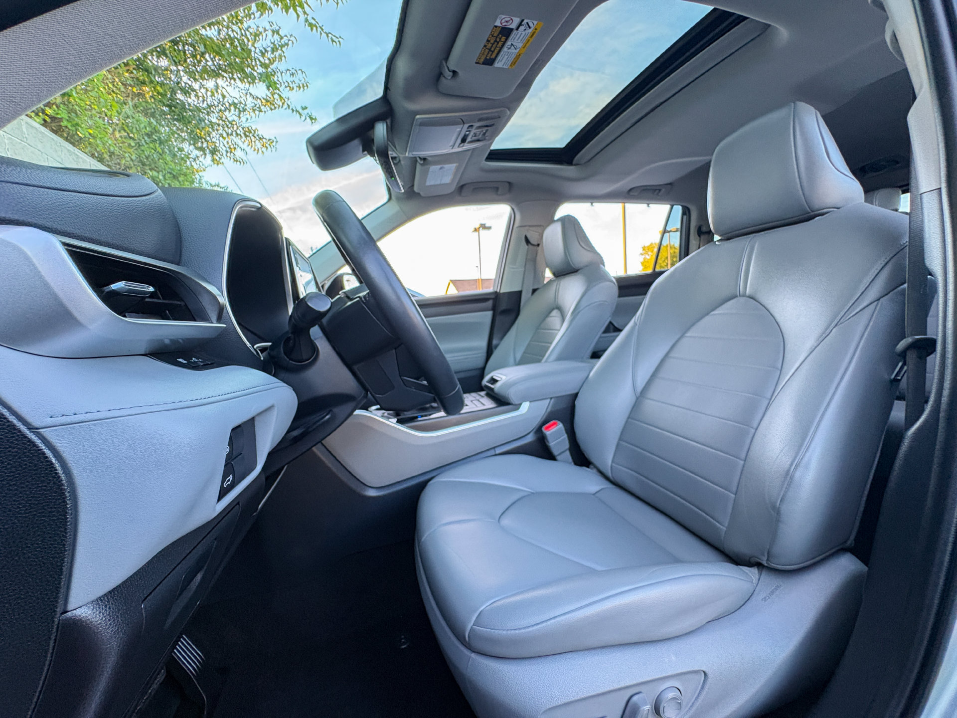 Used 2022 Toyota Highlander XLE AWD/4WD image 23