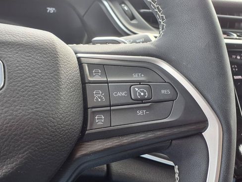 Used 2023 Jeep Grand Cherokee Laredo w/ Luxury Tech Group I AWD/4WD image 30