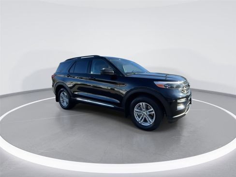 Used 2022 Ford Explorer XLT w/ Equipment Group 202A image 2