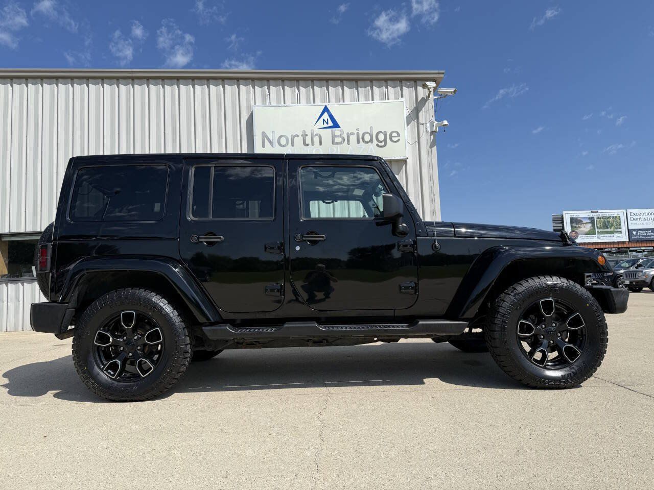 Used 2017 Jeep Wrangler Unlimited Sahara AWD/4WD image 27