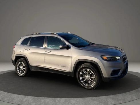 Used 2019 Jeep Cherokee Latitude Plus w/ Cold Weather Group AWD/4WD image 2