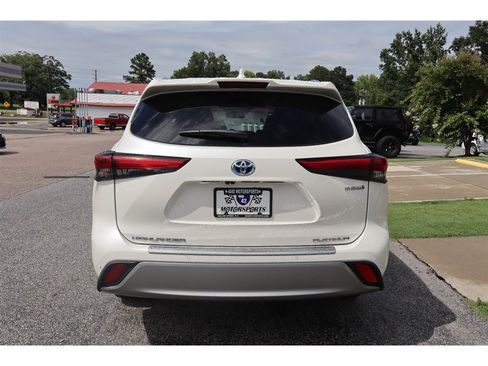 Used 2021 Toyota Highlander Platinum FWD image 4