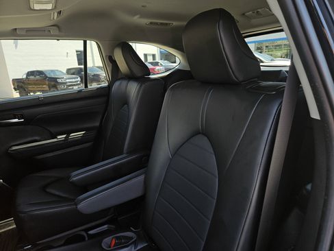 Used 2023 Toyota Highlander XLE FWD image 29
