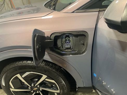 Used 2025 Chevrolet Equinox EV LT w/ Convenience Package image 13