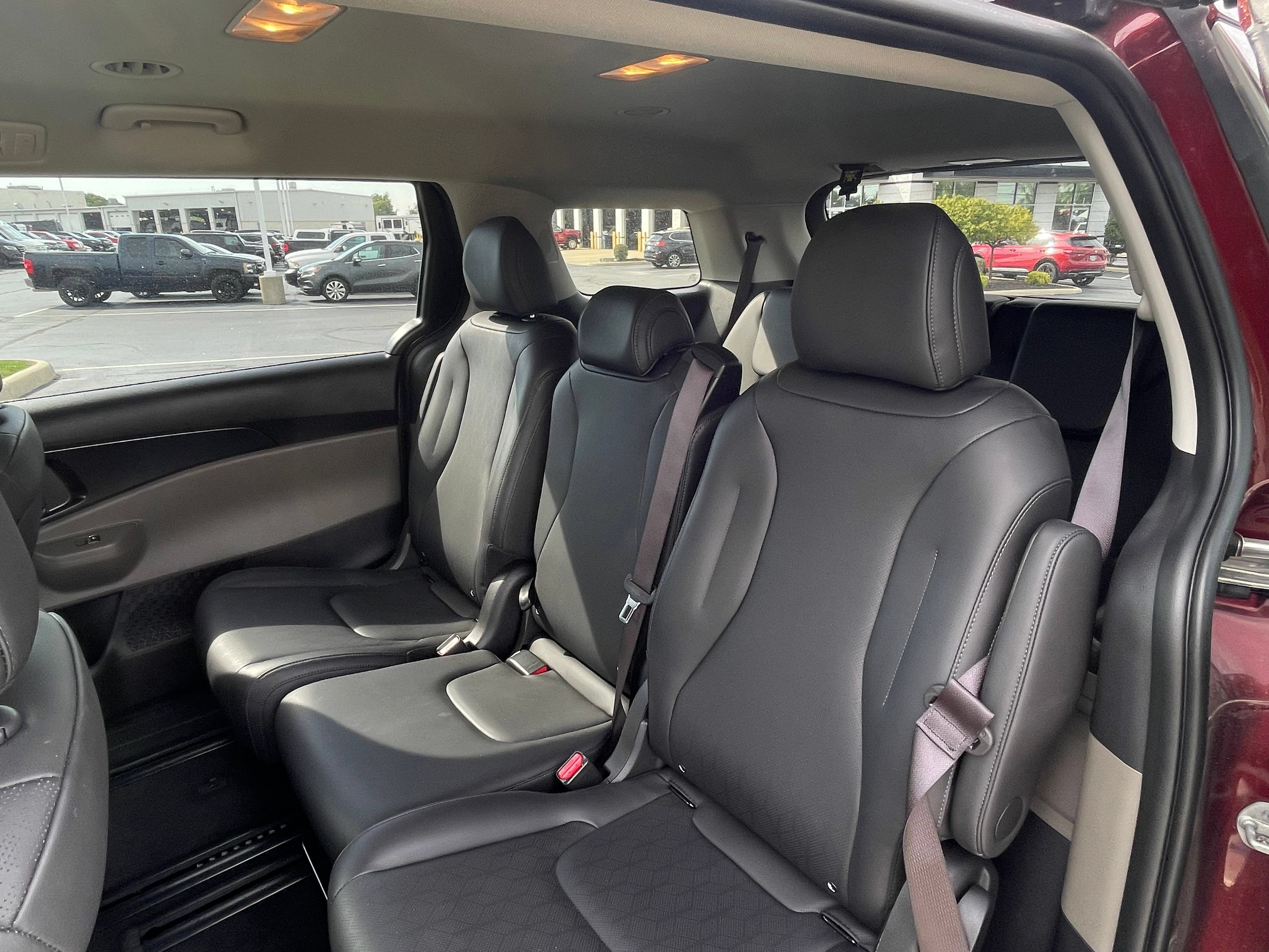 Used 2026 Kia Carnival FWD image 16