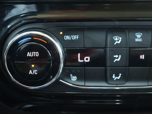 Used 2025 Chevrolet Trax LT w/ LT Convenience Package FWD image 26