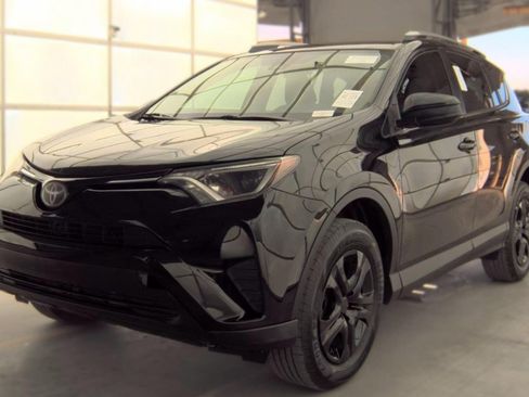 Used 2018 Toyota RAV4 LE FWD image 1