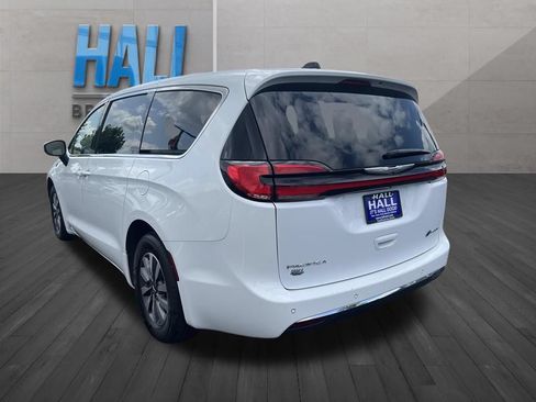Used 2023 Chrysler Pacifica Touring-L FWD image 3
