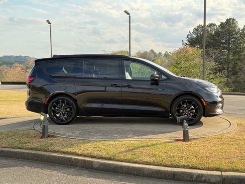 Used 2025 Chrysler Pacifica Limited image 8