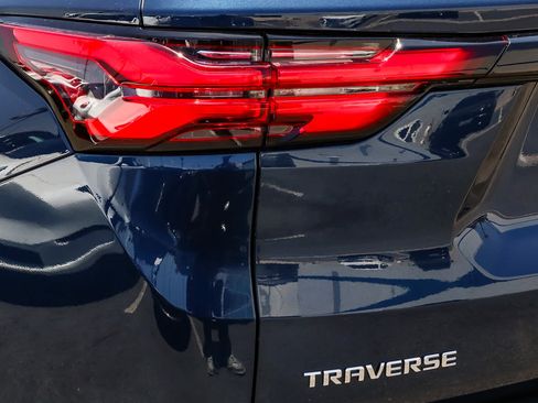 Used 2023 Chevrolet Traverse LT FWD image 11