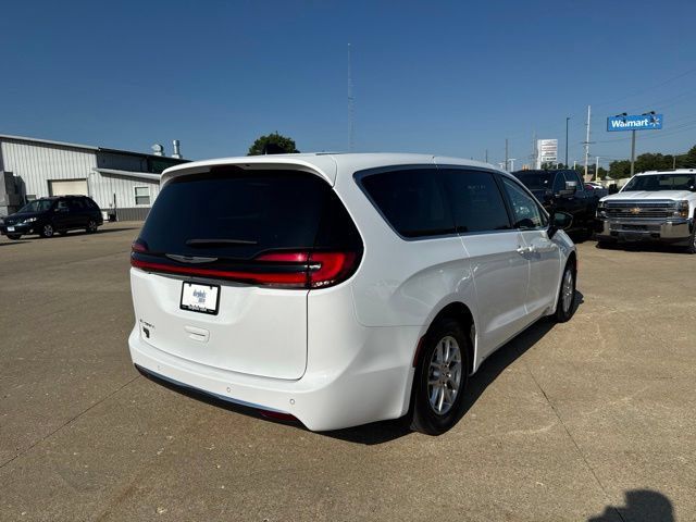 Used 2024 Chrysler Pacifica Touring-L FWD image 7