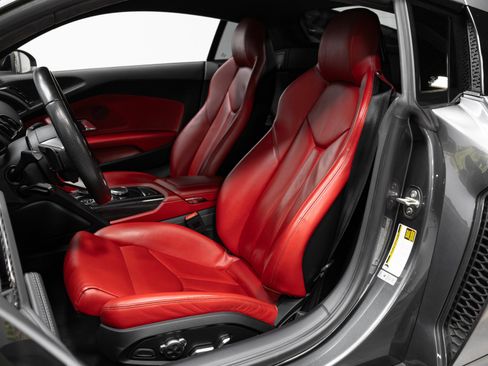 Used 2018 Audi R8 V10 w/ Premium Package image 6