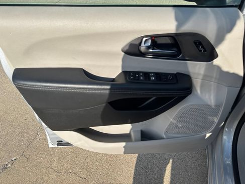 Used 2023 Chrysler Pacifica Touring-L FWD image 12