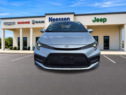 Used 2020 Toyota Corolla SE FWD image 2