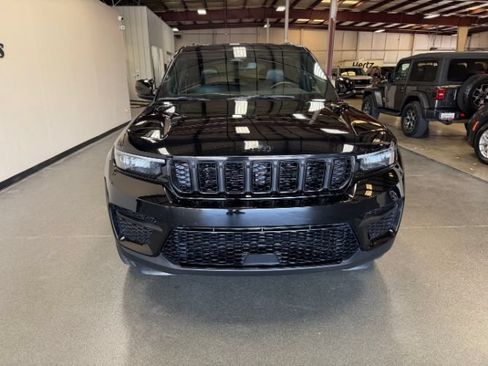 Used 2024 Jeep Grand Cherokee Altitude AWD/4WD image 6