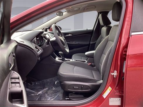 Used 2018 Chevrolet Cruze LT w/ Convenience Package image 10
