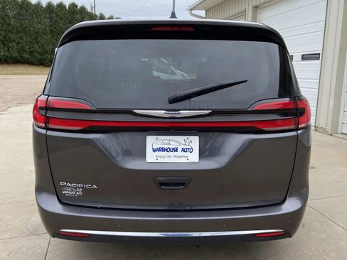 Used 2023 Chrysler Pacifica Touring-L FWD image 6