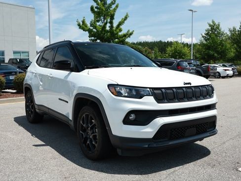 Used 2022 Jeep Compass Latitude FWD image 3