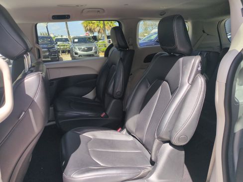 Certified 2023 Chrysler Pacifica Touring-L image 15