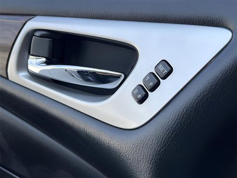 Used 2020 Nissan Pathfinder Platinum image 41