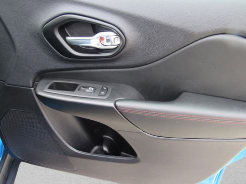 Used 2022 Jeep Cherokee Trailhawk w/ Premium Leather Package image 35