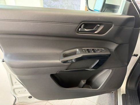 Used 2025 Nissan Pathfinder SV AWD/4WD image 21