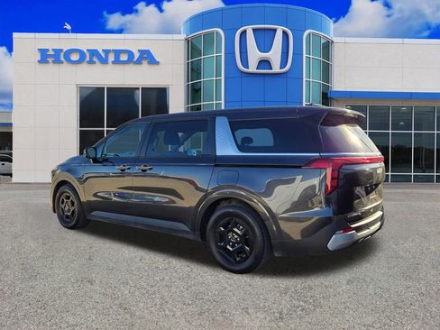 Used 2025 Kia Carnival image 2