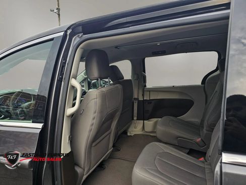 Used 2020 Chrysler Pacifica Touring w/ Advanced Safetytec Group FWD image 11