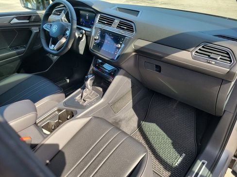 Certified 2022 Volkswagen Tiguan SE R-Line FWD image 32