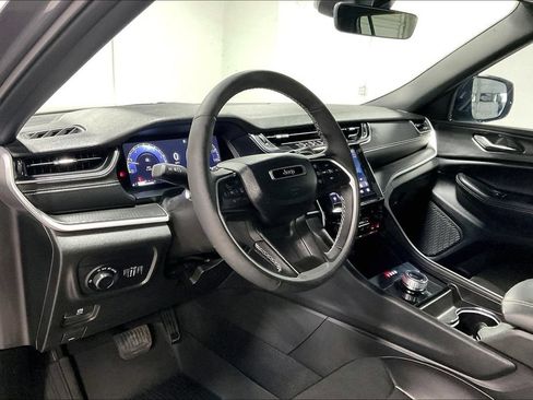 Used 2025 Jeep Grand Cherokee L Altitude AWD/4WD image 16
