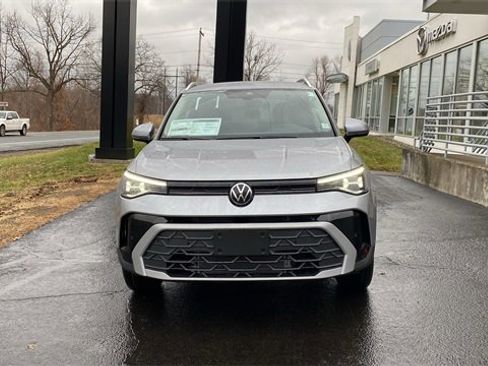 New 2026 Volkswagen Taos SE image 2