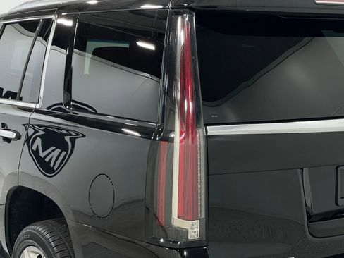 Used 2018 Cadillac Escalade Luxury image 37