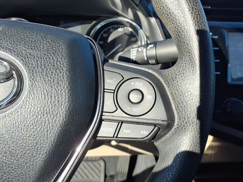 Used 2018 Toyota Camry LE image 17