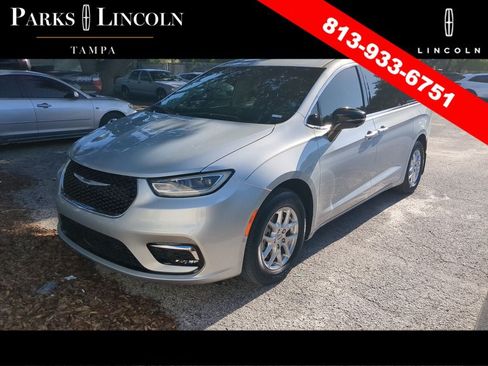 Used 2024 Chrysler Pacifica Touring-L w/ Uconnect Theater Family Group FWD image 7