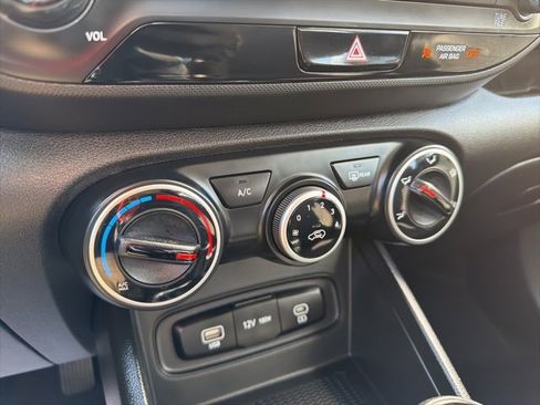 Certified 2025 Hyundai Venue SE image 24