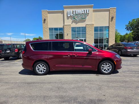 Used 2020 Chrysler Voyager LX FWD image 1
